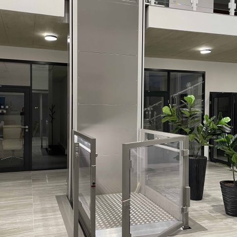 Lift für Menschen mit eingeschränkter Mobilität in einem modernen Innenraum.