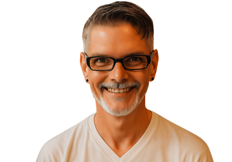 Lächelnder Mann mit Brille und grauem Bart, trägt ein weißes T-Shirt Treppenlift Experten